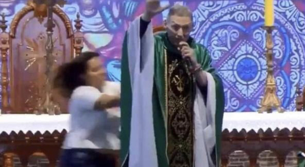 Empujan en plena misa a un sacerdote que afirmó que “las mujeres gordas no van al cielo” (video)