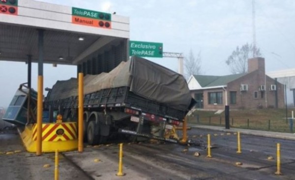 Camionero choca contra puesto de peaje y deja a dos niños heridos