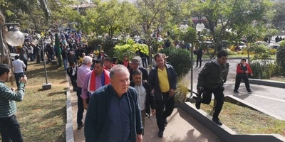 HOY / Mario Ferreiro se reúne con taxistas para negociar e intentar destrabar crisis