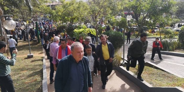 HOY / Mario Ferreiro se reúne con taxistas para negociar e intentar destrabar crisis