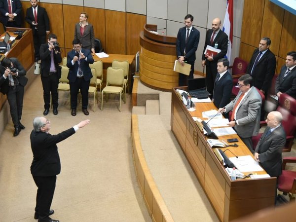 Raúl Torres Kirmser logra jurar tras incidentes en el Senado