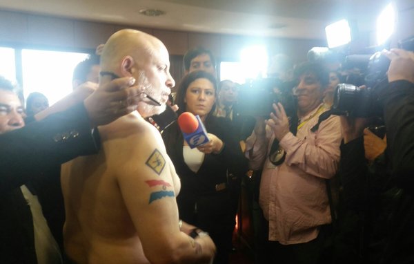 Payo denuncia agresión por guardias de Kirmser: "Me agarraron del cuello" » Ñanduti
