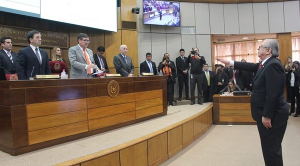 En apresurada sesión toman juramento a Raúl Torres Kirmser » Ñanduti