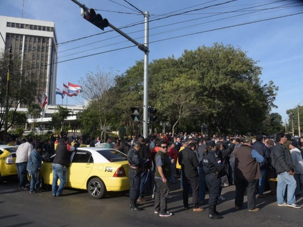"Si no van a legislar a favor de los taxistas, se va a paralizar el país"