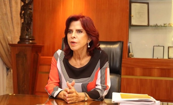 Ministra responde a Payo y reconoce su afición a las cirugías estéticas