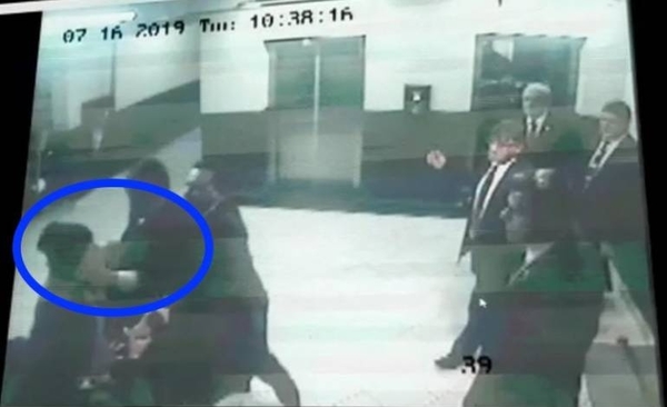 HOY / VIDEO - Payo fue agredido por guardias cuando escrachaba a exministro