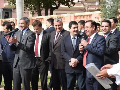 Miguel Cuevas acompaña a Mario Abdo en visita de zapateros