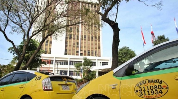 HOY /  Taxistas exigen suprimir a  Uber y Muv para levantar la  presión, autoridades vacilan
