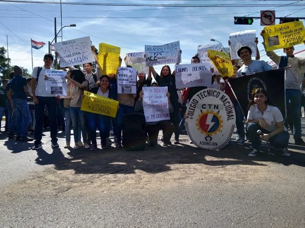 Estudiantes piden que el MEC cubra rubros de docentes técnicos