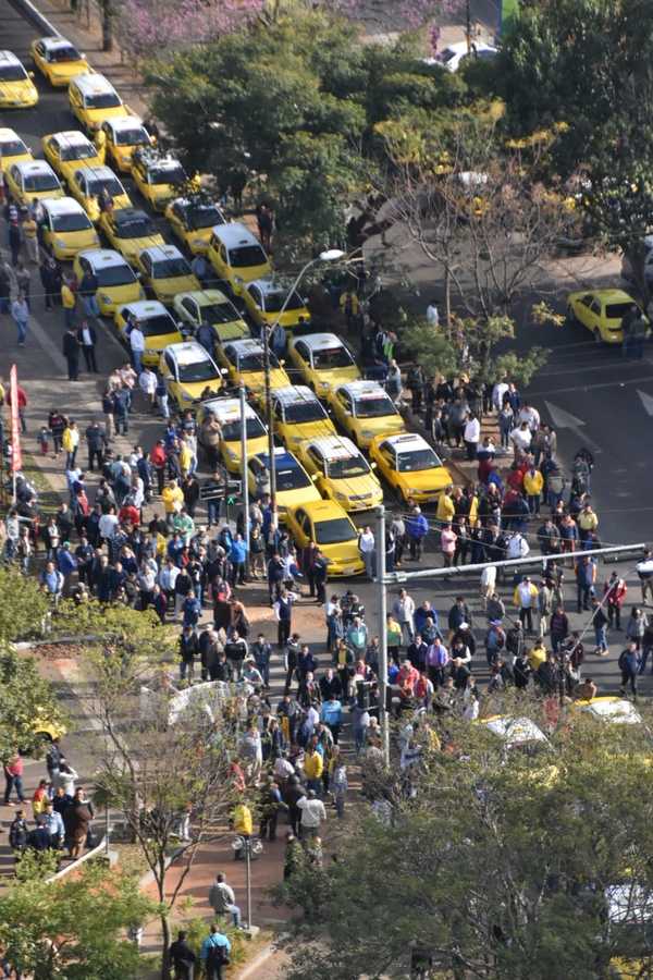 Taxistas cierran principales calles y avenidas de Asunción en reclamo al servicio de UBER y MUV - .::RADIO NACIONAL::.