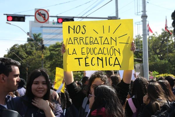 “Trajeron un profesor de Educación Física para que enseñe Automotriz”, reclaman alumnos