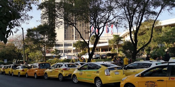 Taxistas levantan medida tras reunión con Mario Ferreiro