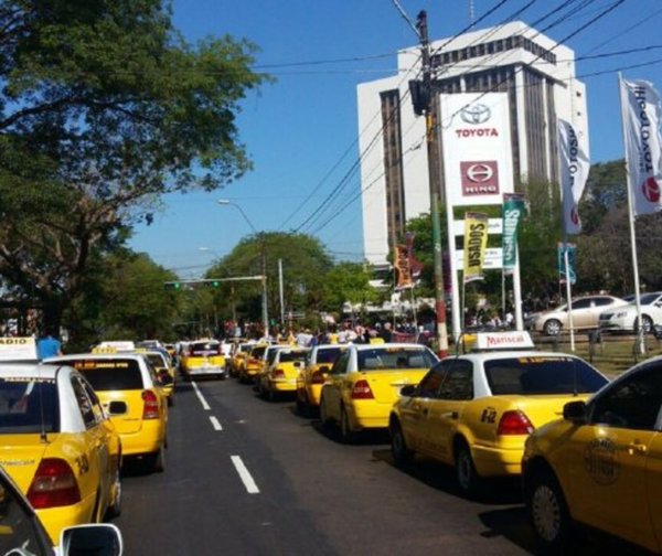 Taxistas levantan medida de fuerza