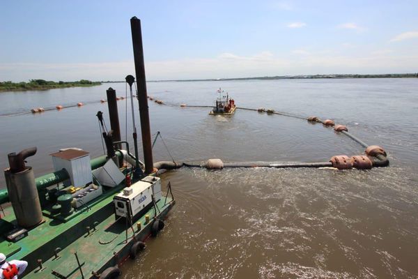 Reanudaron tareas de dragado tras descenso del río Paraguay