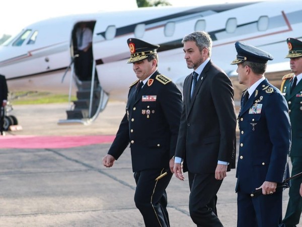 Mario Abdo viajó a la Argentina para participar de Cumbre del Mercosur  - Radio 1000 AM