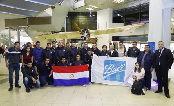 HOY / Jóvenes partieron rumbo al Brasil para capacitarse