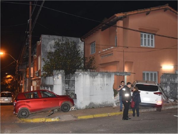 Vehículos impactan contra muralla de una casa en Asunción