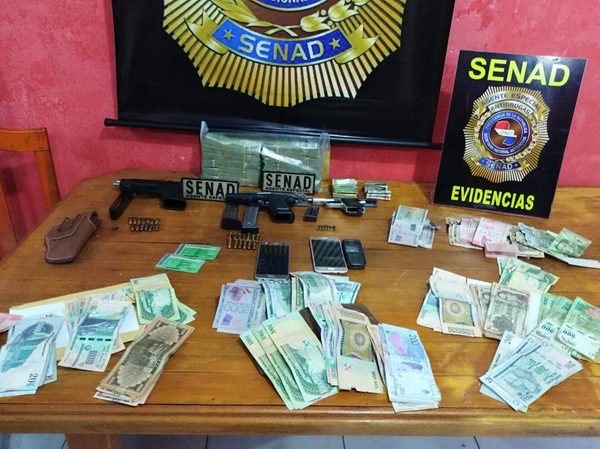 ALLANAN VIVIENDA EN BUSCA DE DROGAS PERO SOLO ENCUENTRAN ARMAS DE FUEGO Y DINERO