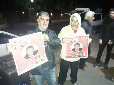 Nuevo “escrache a domicilio” a Benigno López - Nacionales - ABC Color