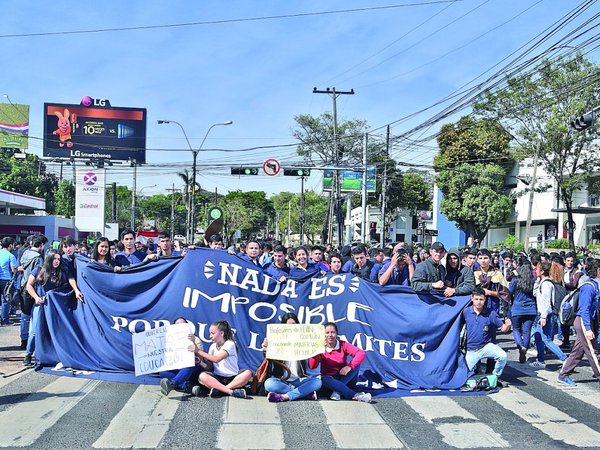 MEC dio rubro de técnicos a docentes sin perfil, pero reculó tras protestas