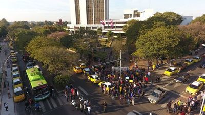 Taxistas denuncian “amenazas” si no se adhieren al enjambre