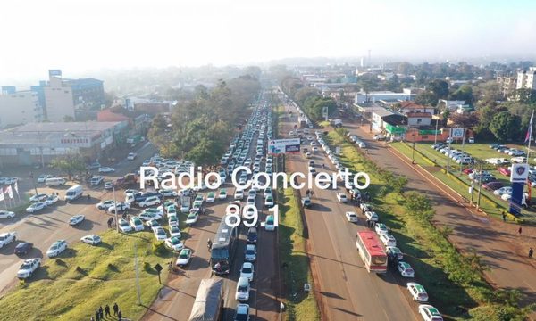 Taxistas actúan como amos de la ciudad y entorpecen en tránsito a favor del monopolio