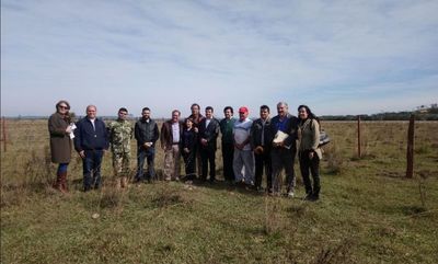 Verifican terreno donde se instalará monumento en homenaje a niños mártires de Acosta Ñu | .::Agencia IP::.