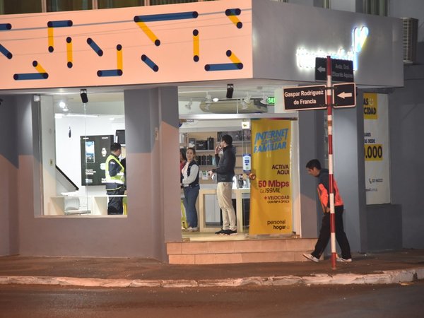 Hinchas roban celulares de alta gama en tienda de Luque