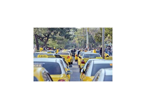 Taxistas apelan a vieja coacción para que se regulen Uber y MUV