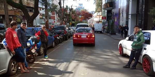 Prepotentes cuidacoches se adueñan de calles en el microcentro de CDE