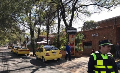 HOY / Protesta de taxistas afectó a negocios: un local anunció que dejará de usar sus servicios