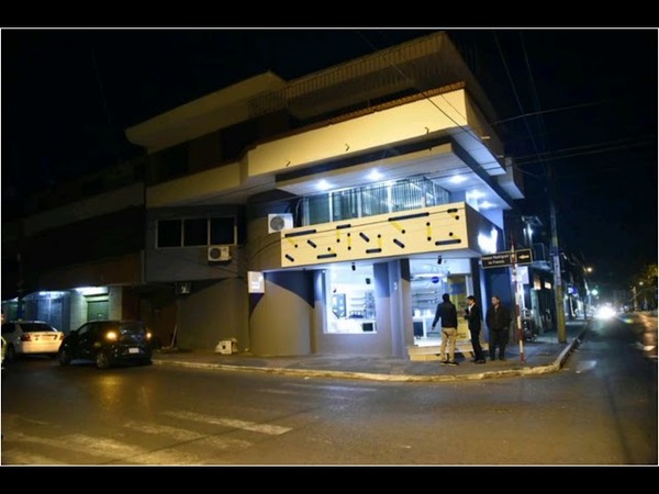 BARRA BRAVAS ROBAN CELULARES EN LUQUE