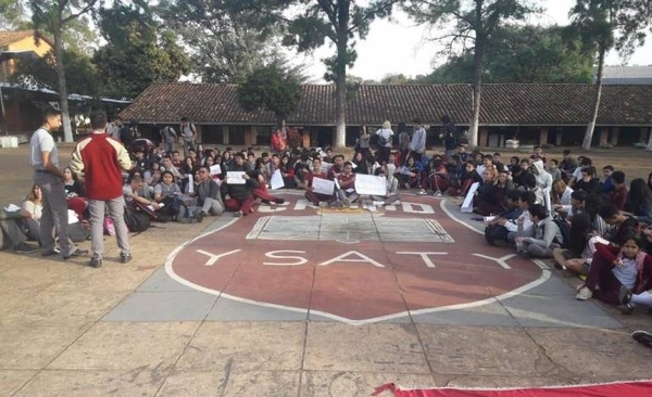 HOY / Alumnos del Ysaty también sufren con falta de docentes: tras sentata, MEC promete interinos