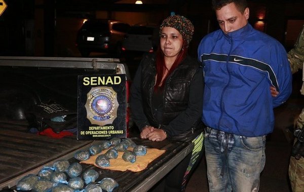 DETIENEN A FUNCIONARIA DEL MINISTERIO DEL INTERIOR CON DROGA