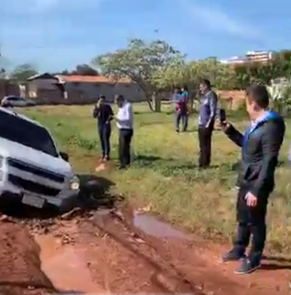 Camioneta de Prieto queda estancada en barro de la calle del km 8 Monday