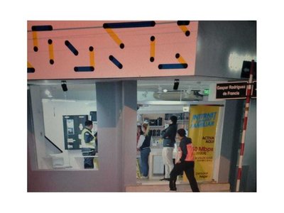 Barras bravas de Luque entraron a robar en un local de celulares