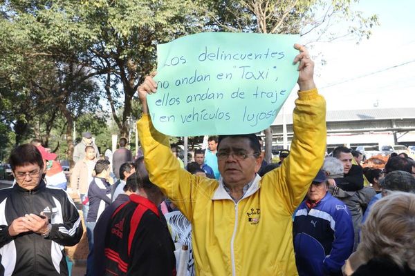 Ex taxista cuestiona a Morales por persecuciones y negociado con paradas