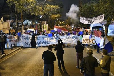 Tercer día de huelga en Clínicas: garantizan atención a niños para casos de urgencia - Nacionales - ABC Color