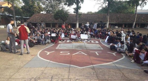 En Ysaty “inventan” notas por falta de docentes