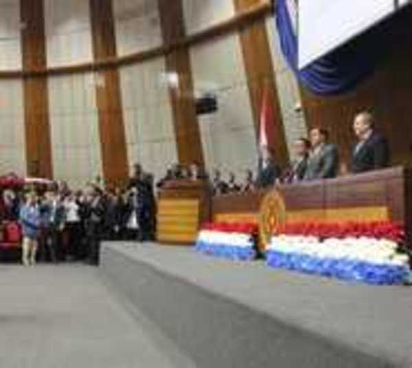 Tras retrasada sesión, Llanes jura como ministra de Corte - Paraguay.com