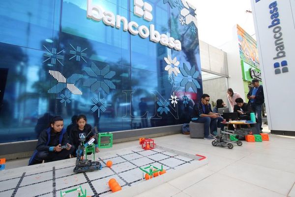 Alumnos de robótica de Arambe participaron en stand de Banco Basa