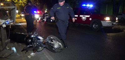 Joven motociclista fallece en violento accidente de tránsito | Noticias Paraguay