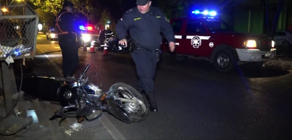 Joven motociclista fallece en violento accidente de tránsito | Noticias Paraguay