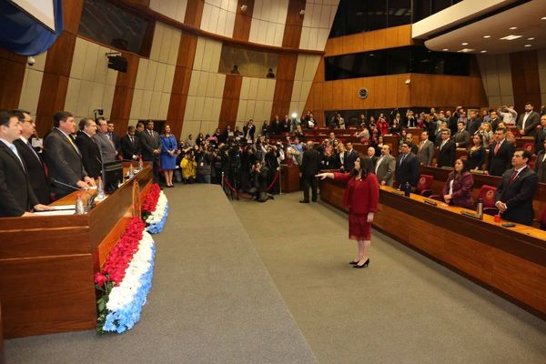 La doctora Carolina Llanes juró como ministra de la CSJ