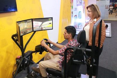 Simulador de conducción de autos y camiones pesados causa furor en la Expo  - Nacionales - ABC Color