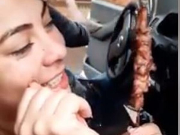 Piropeó a asaditero y fue cañeada en las redes sociales
