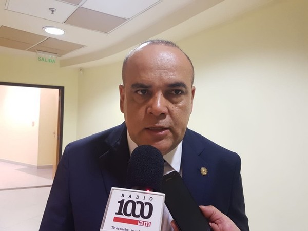 No se puede echar a un diputado por una 'mínima sospecha', dice congresista   - Radio 1000 AM