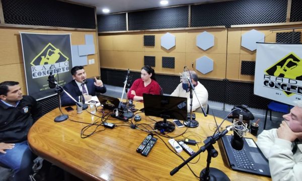 Roque Godoy responde cuestionamientos de  Alcides Fernández durante acalorado debate