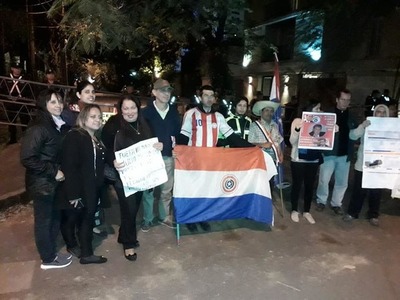 Denuncian que policías obstruyeron el “escrache a domicilio” a Benigno López » Ñanduti