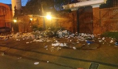 Manifestantes “se despiertan y escrachan  mansión de ladrones del clan Zacarías